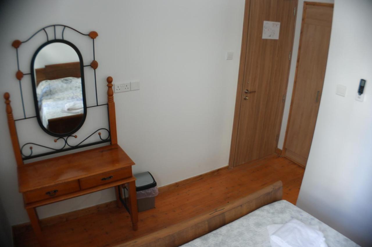 Harrys Inn Guesthouse Larnaca Ngoại thất bức ảnh