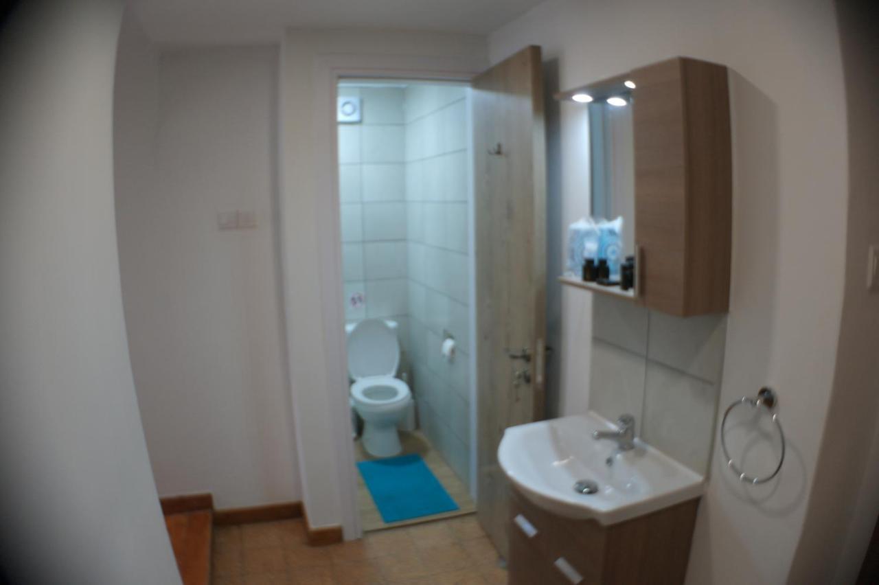 Harrys Inn Guesthouse Larnaca Ngoại thất bức ảnh
